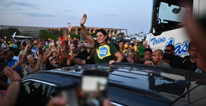 Michelle Bolsonaro reage à proibição de imagem de Jair Bolsonaro em propaganda eleitoral com vídeo emocionante
