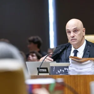 Alexandre de Moraes se declara impedido em ação que envolve sua esposa, Lulinha e Vorcaro no STF