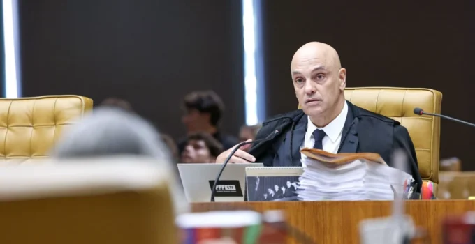 Alexandre de Moraes se declara impedido em ação que envolve sua esposa, Lulinha e Vorcaro no STF