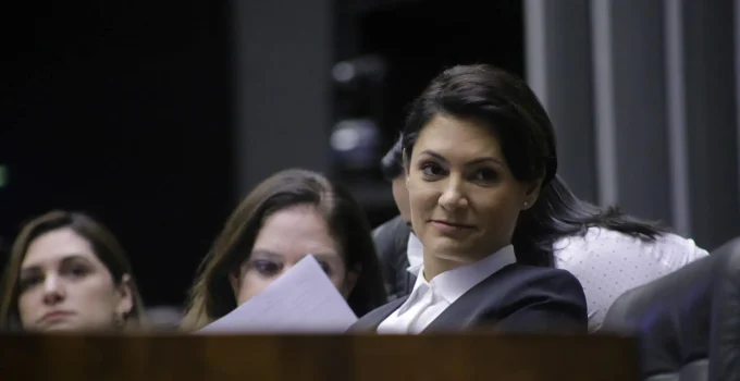Michelle Bolsonaro explode contra Allan dos Santos: "Dos demônios" e rebate críticas sobre Tarcísio de Freitas