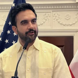 Prefeito de NY, Zohran Mamdani, exige prisão de Netanyahu e o chama de 'criminoso de guerra'