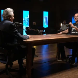 Flávio Bolsonaro e Lula Criticados por Ausência em Debate: Cury Menciona Caso Master e Zema Chama Lula de "Pai da Pobreza"