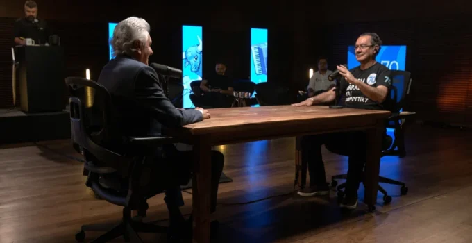 Flávio Bolsonaro e Lula Criticados por Ausência em Debate: Cury Menciona Caso Master e Zema Chama Lula de "Pai da Pobreza"