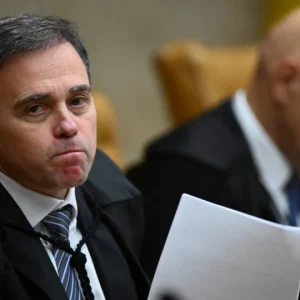 Mendonça Pede Investigação de Alexandre de Moraes por Abuso de Autoridade e Denunciação Caluniosa em Crise no STF