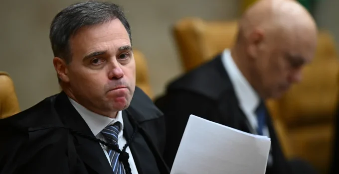 Mendonça Pede Investigação de Alexandre de Moraes por Abuso de Autoridade e Denunciação Caluniosa em Crise no STF