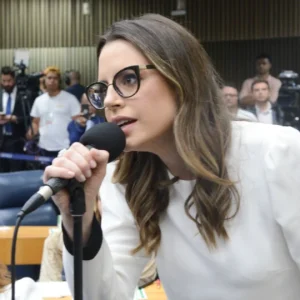 Zoe Martinez é condenada a pagar R$ 20 mil a Felipe Neto por vídeo com imagem falsa; vereadora pode recorrer
