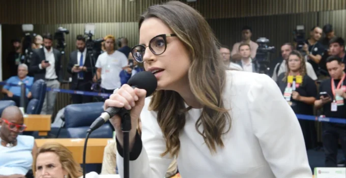 Zoe Martinez é condenada a pagar R$ 20 mil a Felipe Neto por vídeo com imagem falsa; vereadora pode recorrer