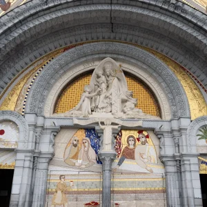 Papa Francisco cobre mosaicos de artista acusado de abuso em Lourdes, enquanto Aparecida festeja novas obras