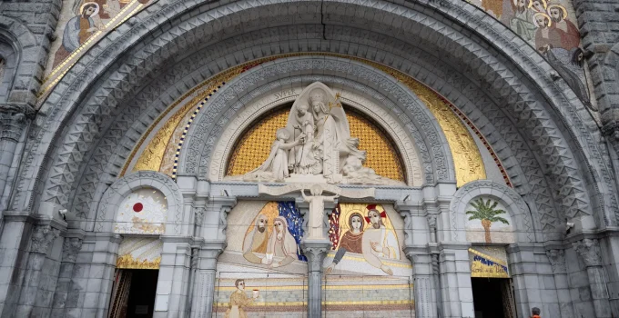 Papa Francisco cobre mosaicos de artista acusado de abuso em Lourdes, enquanto Aparecida festeja novas obras