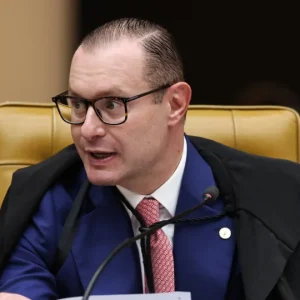 Zanin Bloqueia CPI que Investigaria Moraes, Toffoli e Relações com Ex-Banqueiro Vorcaro no STF
