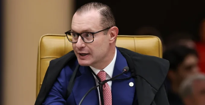 Zanin Bloqueia CPI que Investigaria Moraes, Toffoli e Relações com Ex-Banqueiro Vorcaro no STF