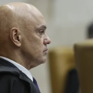 Flávio Bolsonaro em Ascensão: Moraes e Aliados no STF Temem Impeachment e Crise Institucional