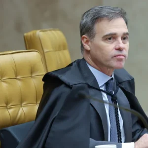 Mendonça desafia Moraes: Pede acesso integral a inquérito das fake news e denuncia "arapongagem institucional"