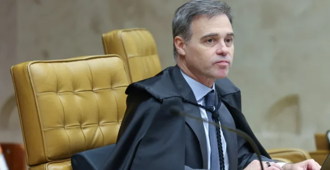 Mendonça desafia Moraes: Pede acesso integral a inquérito das fake news e denuncia "arapongagem institucional"