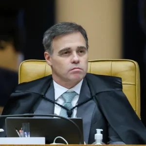 Mendonça Desafia Moraes: Ministro do STF Pede Acesso à Caixa-Preta do Inquérito das Fake News e Gera Polêmica