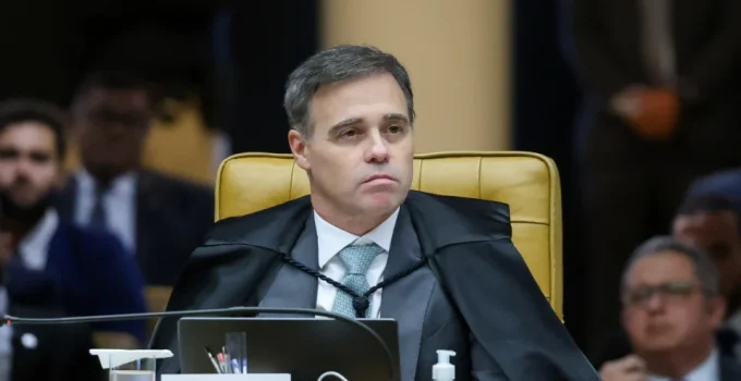 Mendonça Desafia Moraes: Ministro do STF Pede Acesso à Caixa-Preta do Inquérito das Fake News e Gera Polêmica