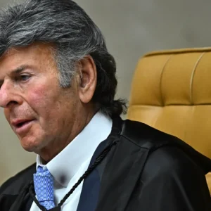 Fux dá 10 dias para Alcolumbre responder sobre acesso de citados no caso Master ao Senado