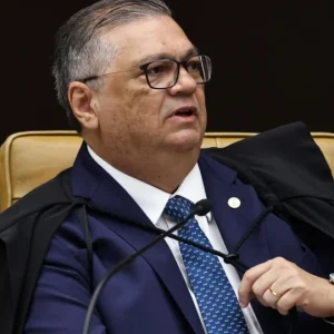 PT Usa Ação de Mineração no STF para Exigir Investigação de Flávio Bolsonaro por Interferência dos EUA nas Eleições