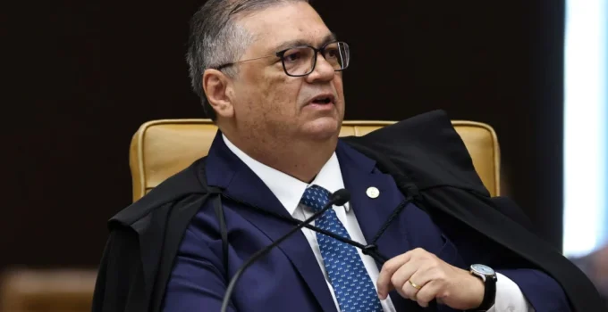 PT Usa Ação de Mineração no STF para Exigir Investigação de Flávio Bolsonaro por Interferência dos EUA nas Eleições