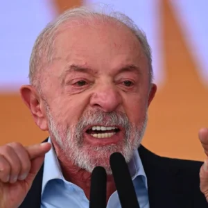 Lula promete fim das 'bets' e choca o futebol: Clubes terão que se adaptar a novo modelo e Flávio Bolsonaro discorda