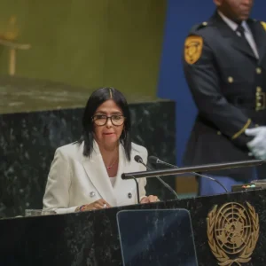 Viagem de Delcy Rodríguez aos EUA sinaliza fim da era Maduro no chavismo, com EUA buscando novas relações