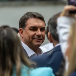 Flávio Bolsonaro viajou em jatinho ligado a Daniel Vorcaro, mas senador diz que era de amigo advogado