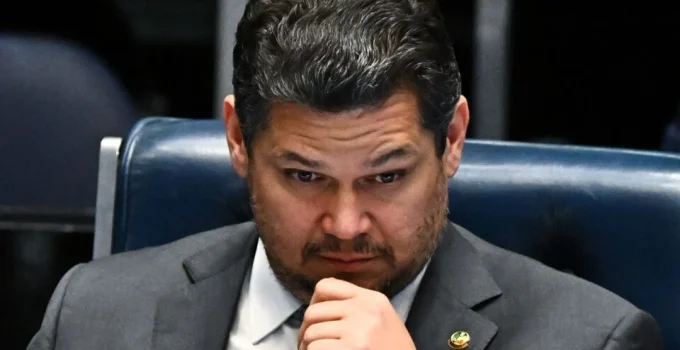 Davi Alcolumbre reage a mensagens com banqueiro: "Intimidação" e promessa de acionar a Justiça