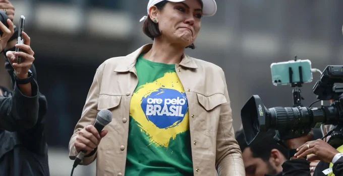 Michelle Bolsonaro Agradece à PF e Visita Bolsonaro na Papudinha: Família Critica Alexandre de Moraes
