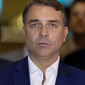 Defesa de Flávio Bolsonaro Pede a Fachin Suspensão de Investigações e Acusa PT de Escolher Relatores no STF