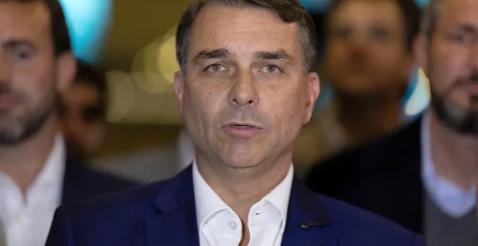 Defesa de Flávio Bolsonaro Pede a Fachin Suspensão de Investigações e Acusa PT de Escolher Relatores no STF