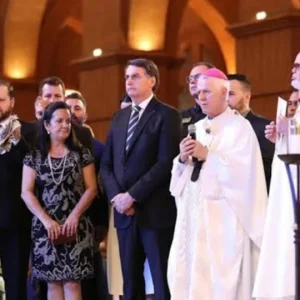 Flávio Bolsonaro desmente fake news sobre retirada do título de Padroeira do Brasil e rebate "milícia do PT"