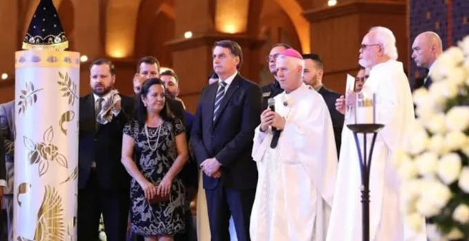 Flávio Bolsonaro desmente fake news sobre retirada do título de Padroeira do Brasil e rebate "milícia do PT"