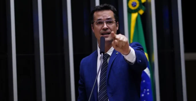 TRE-PR ordena Deltan Dallagnol a desativar Instagram em 24h ou remover posts de campanha; ex-procurador reage