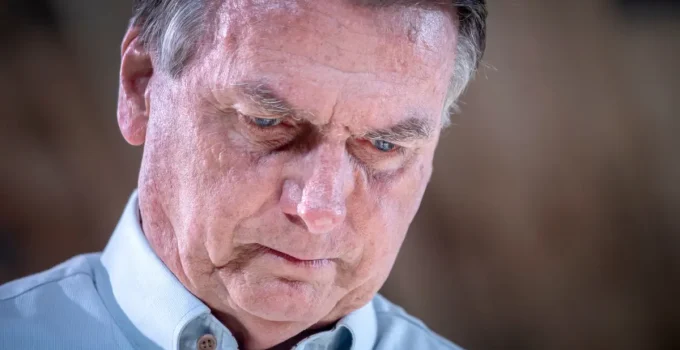 Transferência de Bolsonaro para Papuda Gera Onda de Reações: Aliados Denunciam Abuso, Oposição Comemora Decisão Judicial