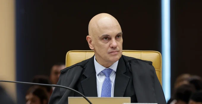 Moraes desmente família Bolsonaro sobre prisões: "Não é colônia de férias", diz ministro do STF