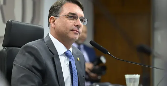 Flávio Bolsonaro foca em "unidade" da direita e minimiza boatos sobre Michelle e candidatura: "Caminho sem volta"