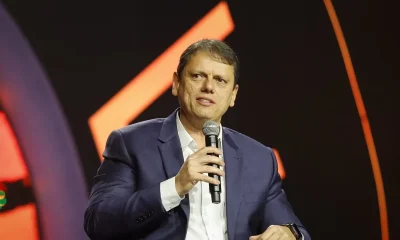 Tarcísio de Freitas declara apoio a Flávio Bolsonaro para 2026: "Ele é o meu candidato"