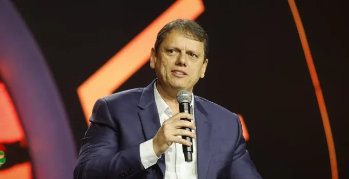 Tarcísio de Freitas declara apoio a Flávio Bolsonaro para 2026: "Ele é o meu candidato"