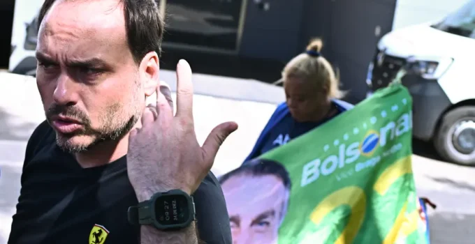 Carlos Bolsonaro critica "ambiente prisional severo" na Papudinha e defende prisão domiciliar para Jair Bolsonaro