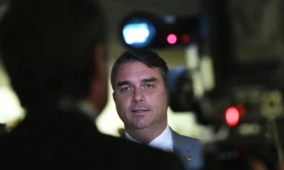 Flávio Bolsonaro Reforça Pré-Candidatura e Busca Unidade com Centro-Direita, Pesquisa Quaest Indica Crescimento