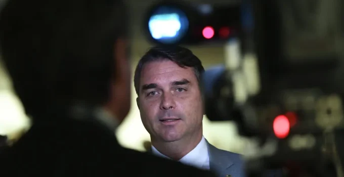 Flávio Bolsonaro Reforça Pré-Candidatura e Busca Unidade com Centro-Direita, Pesquisa Quaest Indica Crescimento