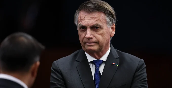 Saúde de Bolsonaro em Risco? Defesa Pede Perícia da PF para Avaliar Risco de Morte na Prisão