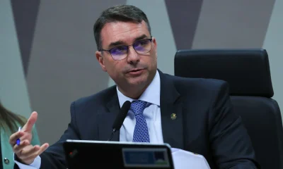 Flávio Bolsonaro convoca união da direita contra o "partido das trevas" do PT e promete palanque único em breve