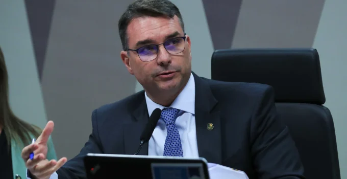 Flávio Bolsonaro convoca união da direita contra o "partido das trevas" do PT e promete palanque único em breve