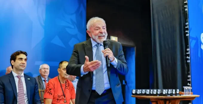 Lula critica influenciadores digitais: "Não conheço ninguém que ensine coisa séria que tenha 4 milhões de seguidores"