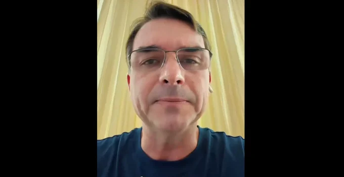 Flávio Bolsonaro Surpreende: Pré-Candidato Adota Tom Moderado e Desafia Radicalismo da Direita "Tantã"
