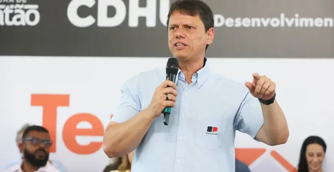 Defesa de Bolsonaro Pede a Moraes Autorização para Visita de Tarcísio de Freitas na Papudinha; Entenda os Detalhes