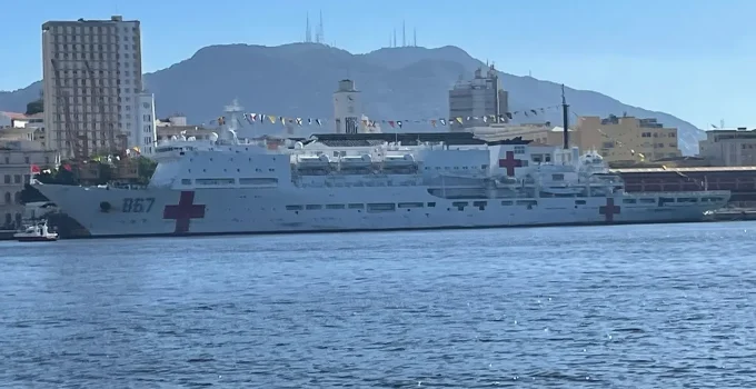 Navio Hospital Chinês no Rio: Sinal de 'Soft Power' ou Desafio Naval Silencioso aos EUA?