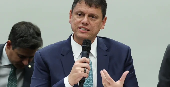 Tarcísio adia visita a Bolsonaro na Papuda após autorização de Moraes; Flávio Bolsonaro revela motivos do encontro