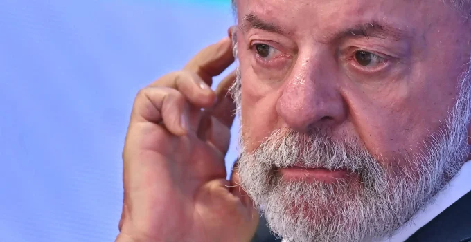 Governo Lula sob Fogo Cruzado: Críticas à 'Vista Grossa' do Brasil para o Massacre no Irã e o Papel da Elite Artística
